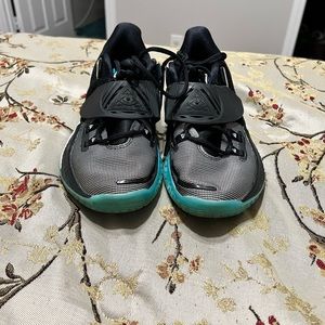 Men’s Nike Kyrie Irving Sneakers Sz 10